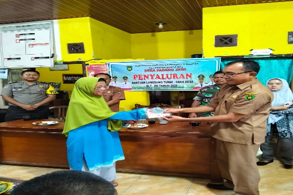 Pemerintah Desa Padang Jawi Menyalurkan BLT DD Pada Masyarakatnya