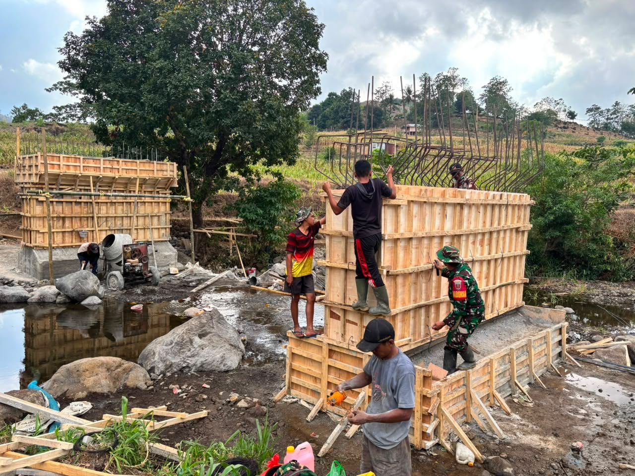 Wujudkan Akses Pelosok Terhubung, Prajurit Kodim 1409/Gowa dan Yon Teritorial Pembangunan Kebut Jembatan Beton Sungai Badenglolo