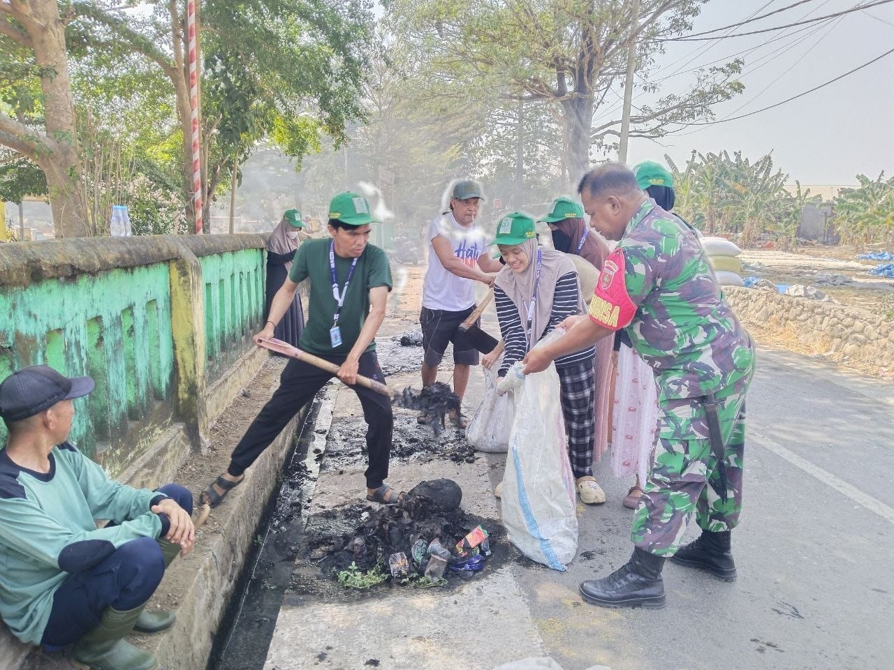 KERJA BAKTI BERSAMA MASYARAKAT KELURAHAN MAWANG, BABINSA HADIR TEGUH DI TENGAH MASYARAKAT
