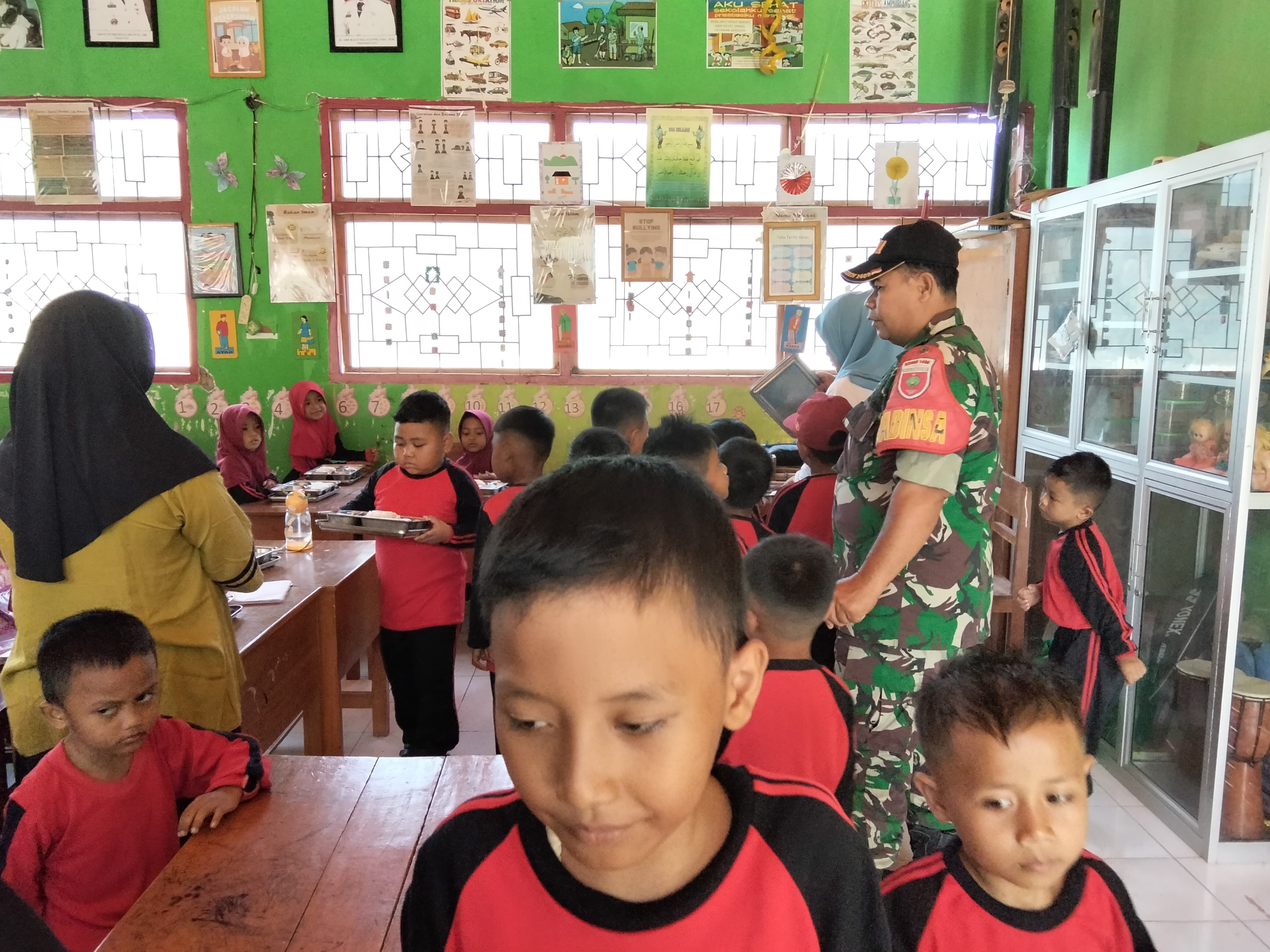 *Kolaborasi Babinsa dan Pihak Sekolah Sukseskan Penyaluran Makan Bergizi Gratis di Desa Taring*