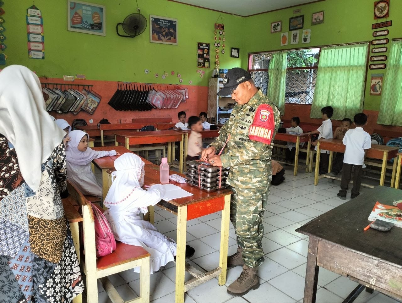 *Dukung Program Presiden Prabowo, Babinsa Jenetallasa Kawal Langsung Penyaluran MBG*