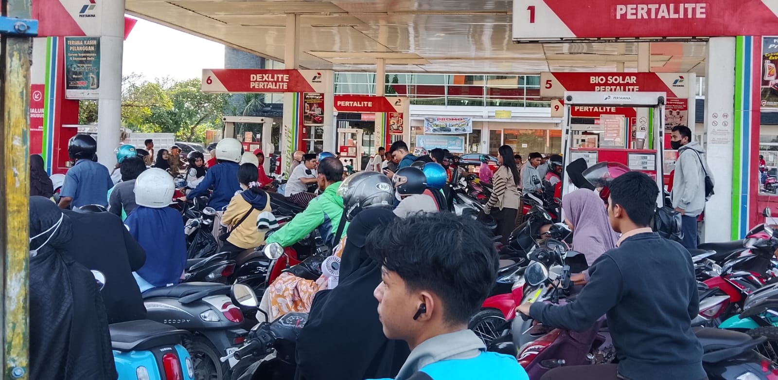 ANTRIAN BBM MENJADI PENDERITAAN RAKYAT: SIAPA YANG HARUS MENJAWAB? NEGARA WAJIB MERASAKAN DAN BERTANGGUNG JAWAB