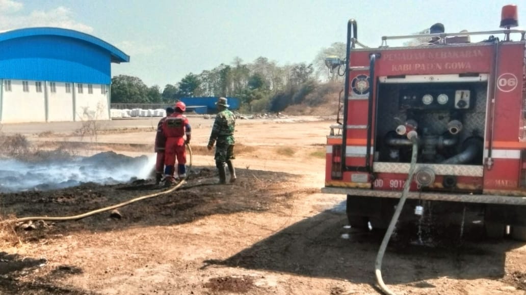 *Aksi Cepat Babinsa dan Damkar Jinakkan Api yang Hanguskan Lahan Warga di Gowa*