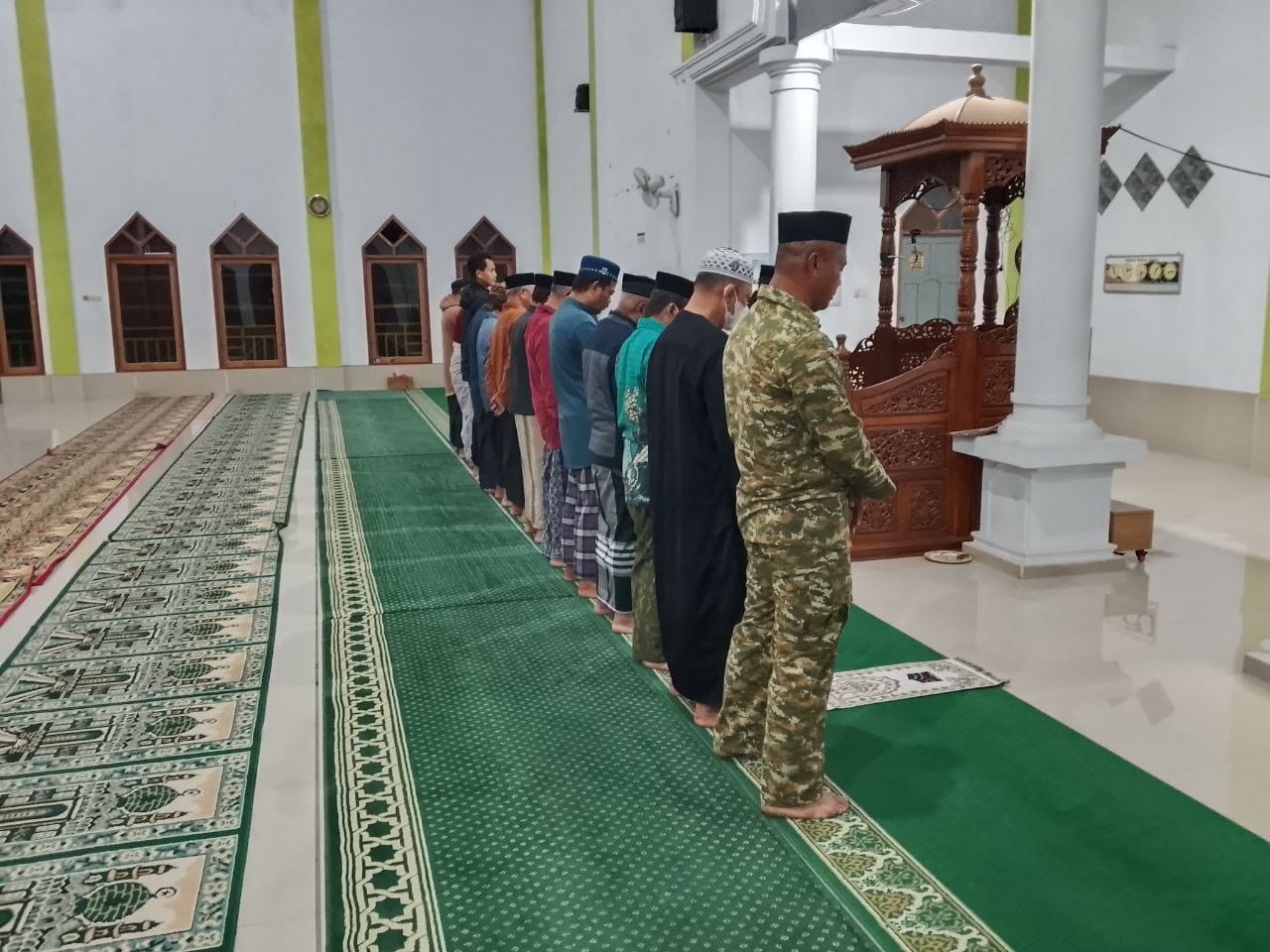 *Babinsa Koramil Tompobulu Laksanakan Sholat Subuh Berjamaah Sekaligus Komsos dengan Tokoh Agama*