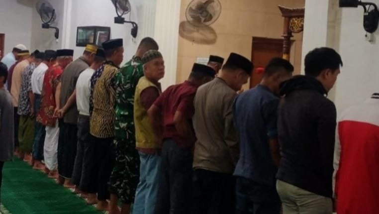 *Pererat Kebersamaan, Babinsa Koramil 01/Somba Opu Laksanakan Sholat Subuh dan Komsos di Masjid Al Ikhlas*